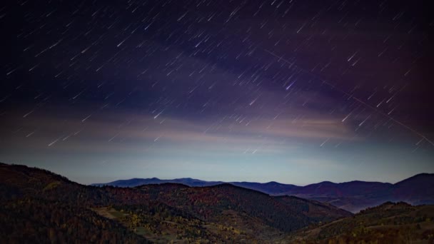 Ciel étoilé nocturne avec nuages roses au-dessus des hautes terres en automne — Video