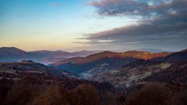 Gündoğumu sonbaharda dağlık arazide ormancılık dağlarını aydınlatır.
