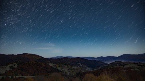 Κοντά έναστρος ουρανός πάνω από δασικά βουνά και λόφους το σούρουπο — Αρχείο Βίντεο