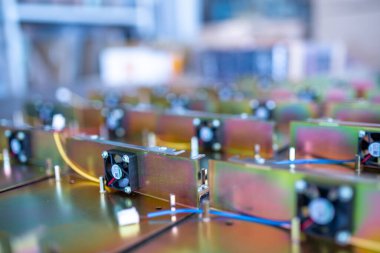 Çağdaş TFT görüntüleme için ince kablolarla gökkuşağı metal ayrıntıları bitki makro görünümünün montaj atölyesinde büyük tablo üzerinde
