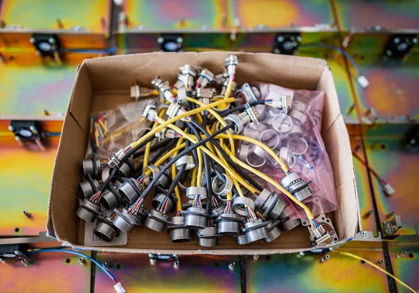 Cordones Conexión Con Enchufes Metálicos Para Monitores Tft Contemporáneos Caja — Foto de Stock