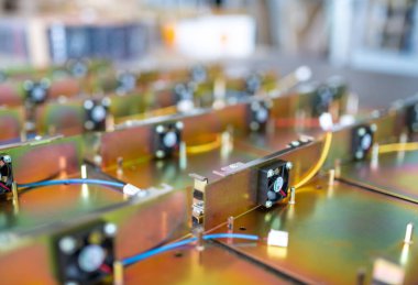 Çağdaş TFT görüntüleme için ince kablolarla gökkuşağı metal ayrıntıları bitki makro görünümünün montaj atölyesinde büyük tablo üzerinde