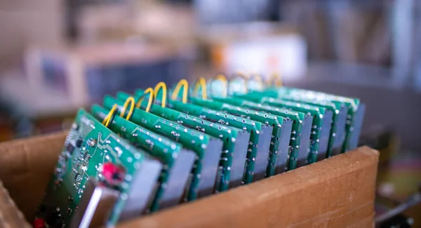 Zestaw Chipów Płytce Mikroobwodów Współczesnych Wyświetlaczy Tft Kartonowym Pudełku Warsztacie — Zdjęcie stockowe