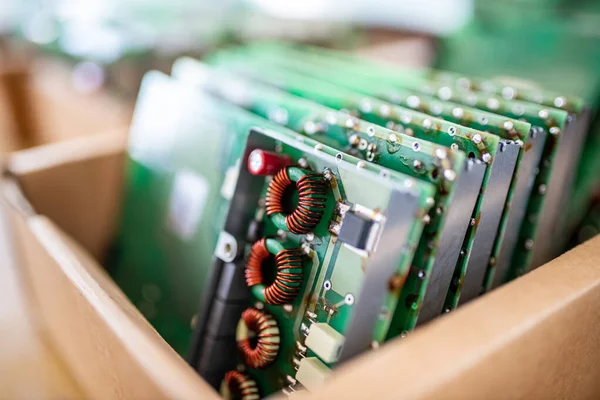 Çağdaş Tft Monitörlerinin Yeşil Kontrol Çipleri Küçük Karton Kutuda Üretim — Stok fotoğraf