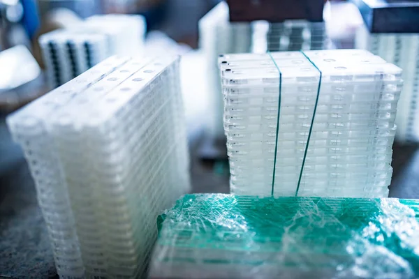 Stapels Transparante Glazen Containers Onder Druk Voor Tft Displays Assemblage — Stockfoto