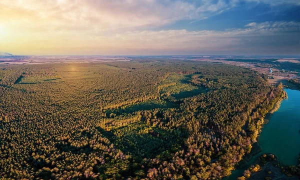 Stretto Rami Del Fiume Calmi Che Corrono Attraverso Paesaggio Autunnale — Foto Stock