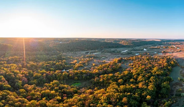 Wąskie Spokojne Gałęzie Rzek Biegnące Przez Jesienny Krajobraz Kolorowymi Gęstymi — Zdjęcie stockowe