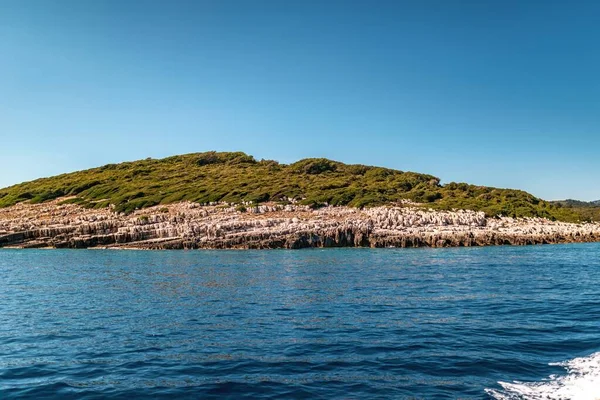 Alta Isla Montañosa Rocosa Con Bosque Parte Superior Cerca Orilla — Foto de Stock