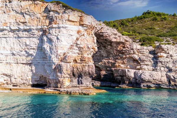 Light Colored Layered Rock Creating Cave Beach Corfu Island Greece — Fotografia de Stock