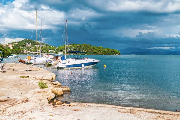 Yachts Moored Rocky Beach Corfu Island Greece High Hills Greenery — Stockfoto
