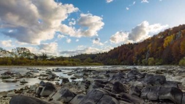 Sonbaharda dağlarda yetişen renkli ağaçlara karşı taş yığını