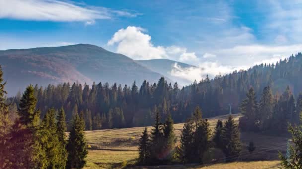 Мальовничий пейзаж високогір'я з підйомником восени — стокове відео