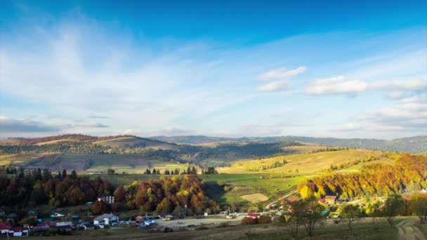 Τοπίο του χωριού χτίστηκε στην κοιλάδα Highland το φθινόπωρο — Αρχείο Βίντεο