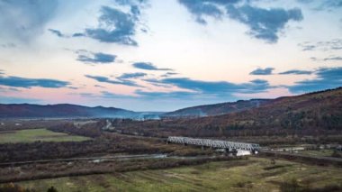 Gün batımında Highland Vadisi 'ndeki nehirde demiryolu köprüsü