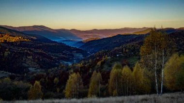 Güneş sabahları dağları ve tepeleri aydınlatır.