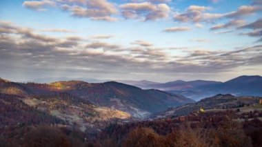 Gündoğumu sonbaharda dağlık arazide ormancılık dağlarını aydınlatır.