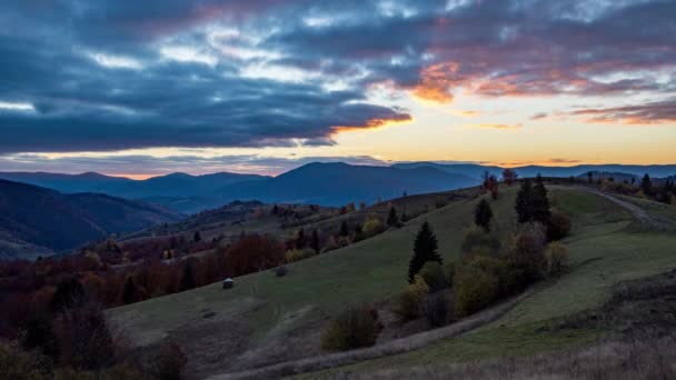Nascer do sol brilhante atrás de montanhas no planalto ao anoitecer do outono — Vídeo de Stock