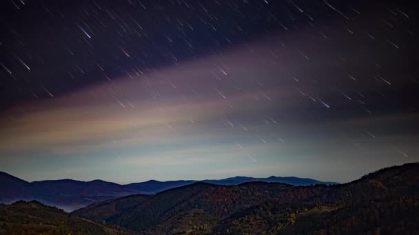 Nächtlicher Sternenhimmel mit rosa Wolken über dem Hochland im Herbst — Stockvideo