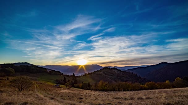 Сонце заходить за віддалені гори в високогір'ї восени — стокове відео