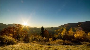 Yükseklerdeki uzak dağların ardından parlak güneş yükseliyor