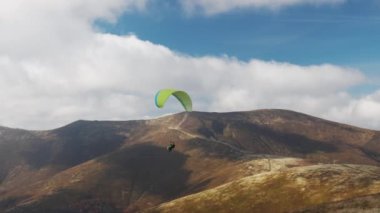 Dağlık arazide dev orman dağlarına karşı paraşütle atlamak.