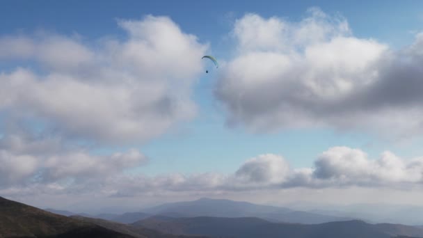 Mensen proberen paragliding vliegen met parachutes tegen wolken — Stockvideo