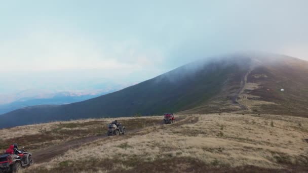 Quad biking on a mountain road in bad weather — Vídeos de Stock