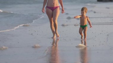 Annem oğlu için endişeleniyor ve ona deniz analarıyla dolu sahilde yürüyen zehirli denizanalarını anlatıyor.