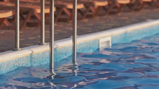 Vista superior da piscina com água limpa em férias no pôr do sol fundo — Vídeo de Stock