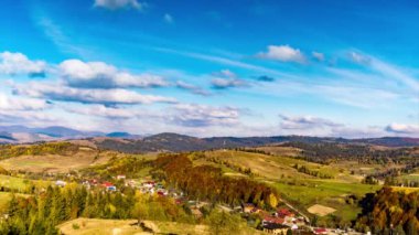 Mavi gökyüzünün altında, yüksek bulutlu küçük bir köy.