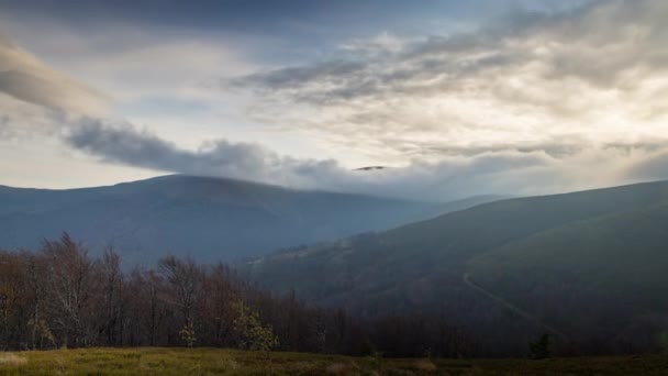 Βαριά σύννεφα επιπλέουν πάνω από ορεινό τοπίο το φθινόπωρο — Αρχείο Βίντεο
