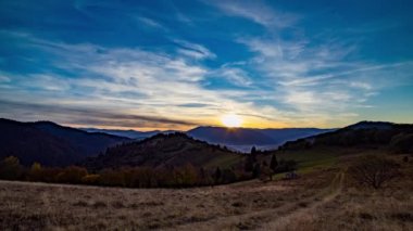 Yükseklerdeki uzak dağların ardından parlak güneş yükseliyor