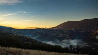 Yükseklerde güneş yükselir ve sonbaharda sabah sisi vadiyi doldurur.