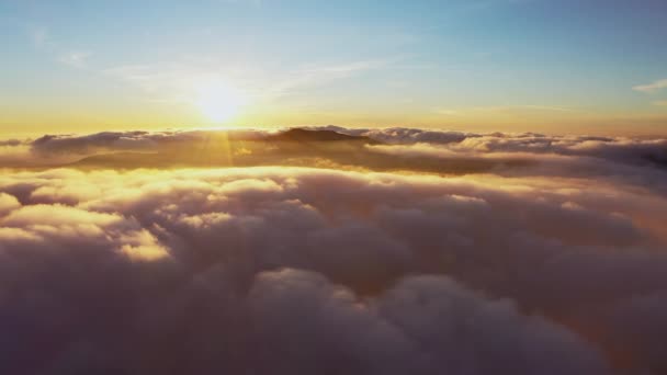 Sol skiner klart över vita fluffiga moln vid soluppgången — Stockvideo