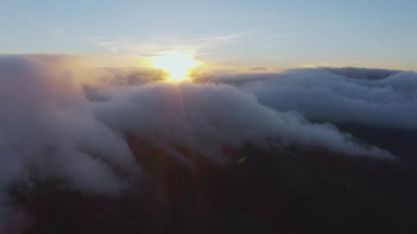 日の出に白いふわふわの雲の上に輝く太陽 — ストック動画