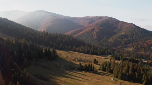 Cableway on hill ridge and ski pistes along mountain slopes — Αρχείο Βίντεο