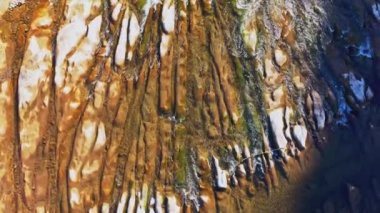 Nehir akıntılarının üzerinden uç, gerçek zamanlı İHA videosu