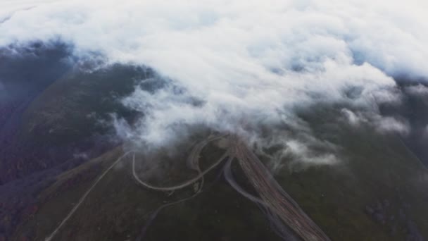 Niebla gruesa que cubre las colinas de montaña al atardecer rosa brillante — Vídeo de stock