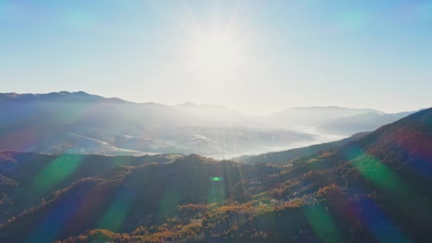 밝은 동녘에 테라코타 나무가 있는 높은 산들 — 비디오