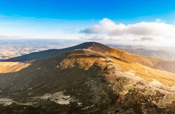 Senderos Estrechos Entre Prados Cresta Alta Montaña Bajo Nubes Blancas —  Fotos de Stock