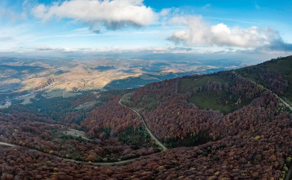 Dar Zemin Yolları Renkli Ormanlarla Kaplı Yeşil Dağlık Arazi Sonbahar — Stok fotoğraf
