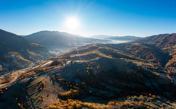 Яскравий Сонячний Диск Піднімається Високих Гірських Вершин Зеленими Теракотовими Лісами — стокове фото
