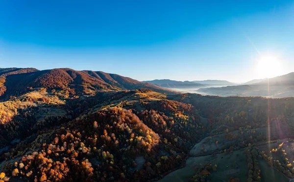 Lever Soleil Brillant Aux Sommets Haute Montagne Avec Forêt Terre — Photo