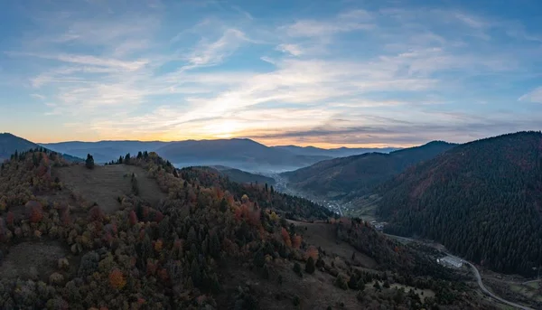 Estrada Cume Solo Altas Montanhas Com Árvores Verdes Floresta Sob — Fotografia de Stock