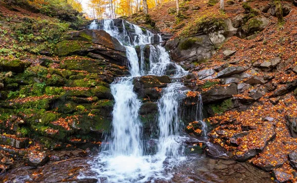 Fluxo Cachoeira Estreito Caindo Rochas Pedras Encosta Íngreme Montanha Floresta — Fotografia de Stock