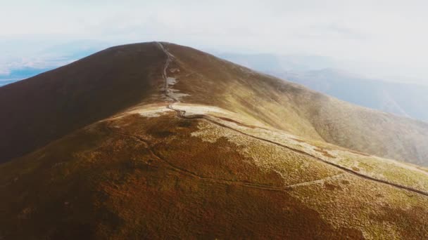 Senderos estrechos en la cresta de la montaña bajo el cielo azul nublado — Vídeo de stock