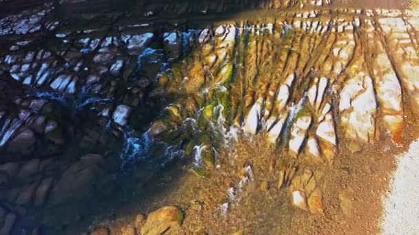 Volar sobre los rápidos del río, video de drones en tiempo real — Vídeo de stock
