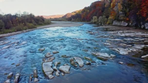 Nehir akıntılarının üzerinden uç, gerçek zamanlı İHA videosu — Stok video