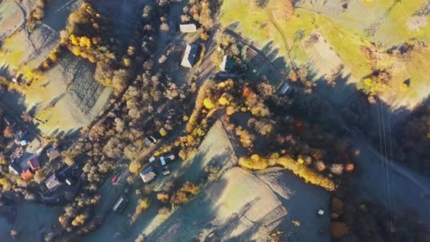 Bergrücken mit Terrakottawäldern unter bewölktem Himmel — Stockvideo