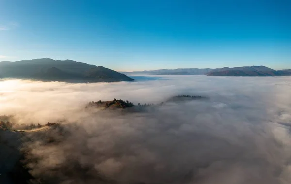 Les Montagnes Avec Terre Cuite Des Arbres Verts Poussant Sous — Photo